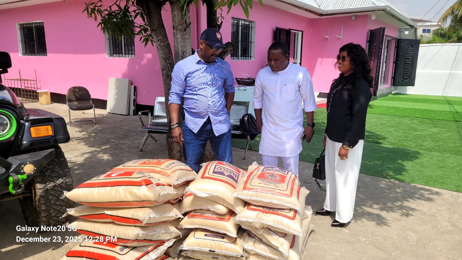 Read more about the article The Teerkay family donates rice to Pres. Boakai’s charity